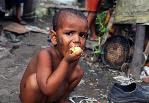 Hình ảnh trẻ em ở khu ổ chuột Gauhati, Ấn Độ lem nhem bốc cơm ăn được chụp vào tháng 7/2013 khiến nhiều người thương cảm.